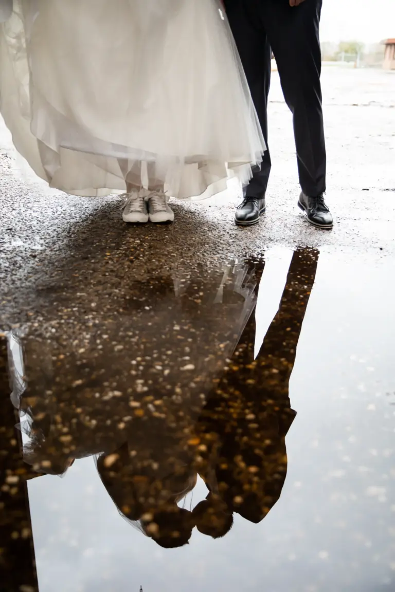 Spiegelbild Brautpaar Regenhochzeit