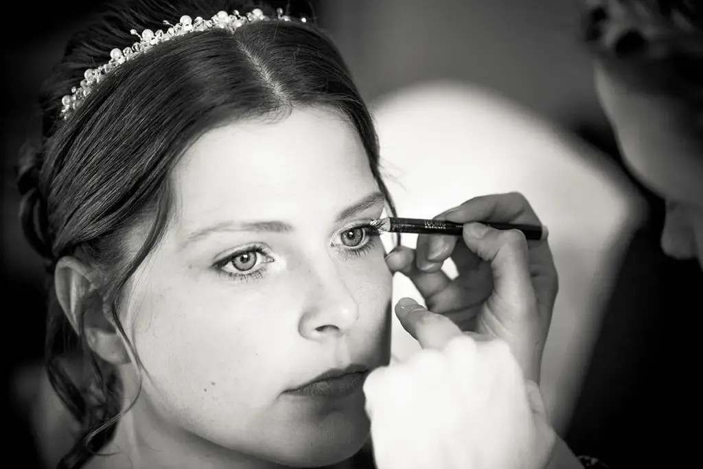 Nahaufnahme der Braut beim auftragen des Make-ups, weiches Fensterlicht, hochzeitsfotografie Bocholt