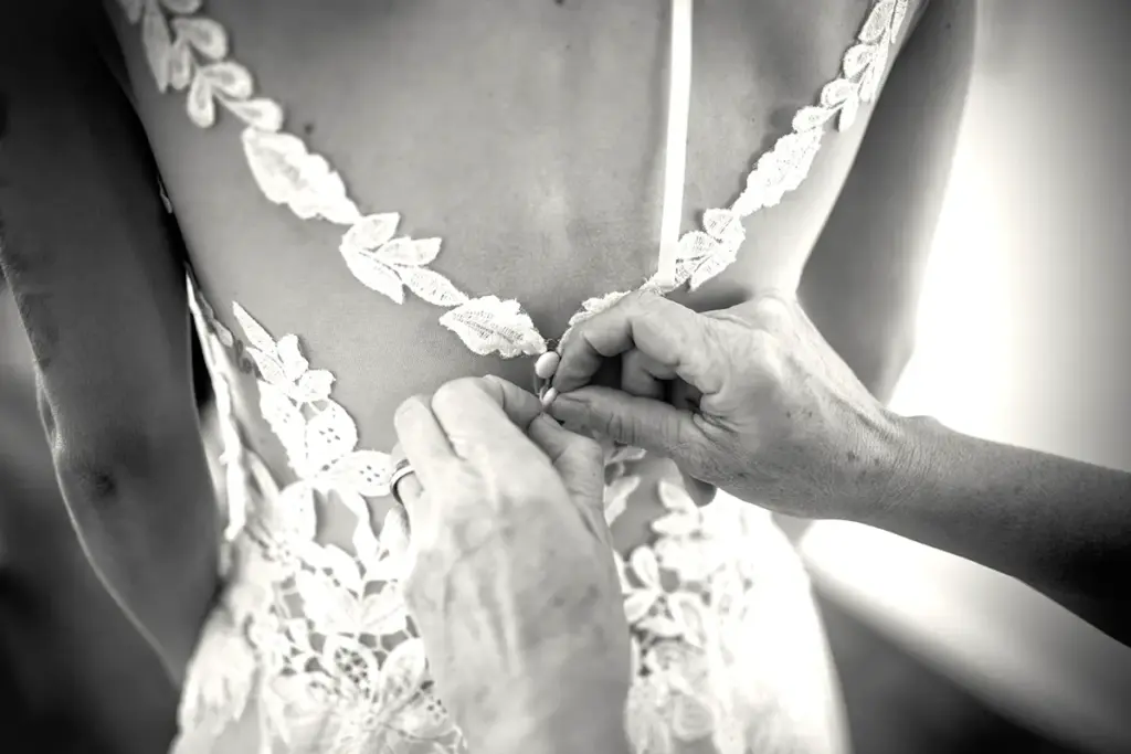 Detailaufnahme Knöpfe vom Brautkleid