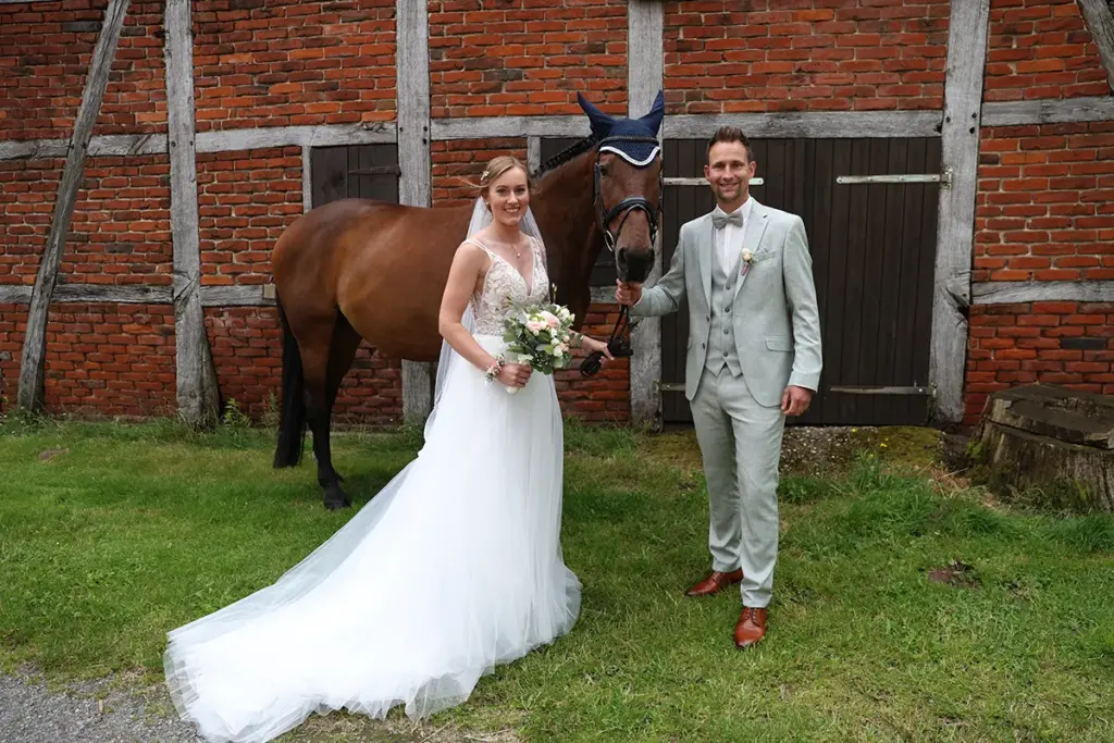 Hochzeitsfotograf in Bocholt fotografiert Brautpaar mit Reitpferd