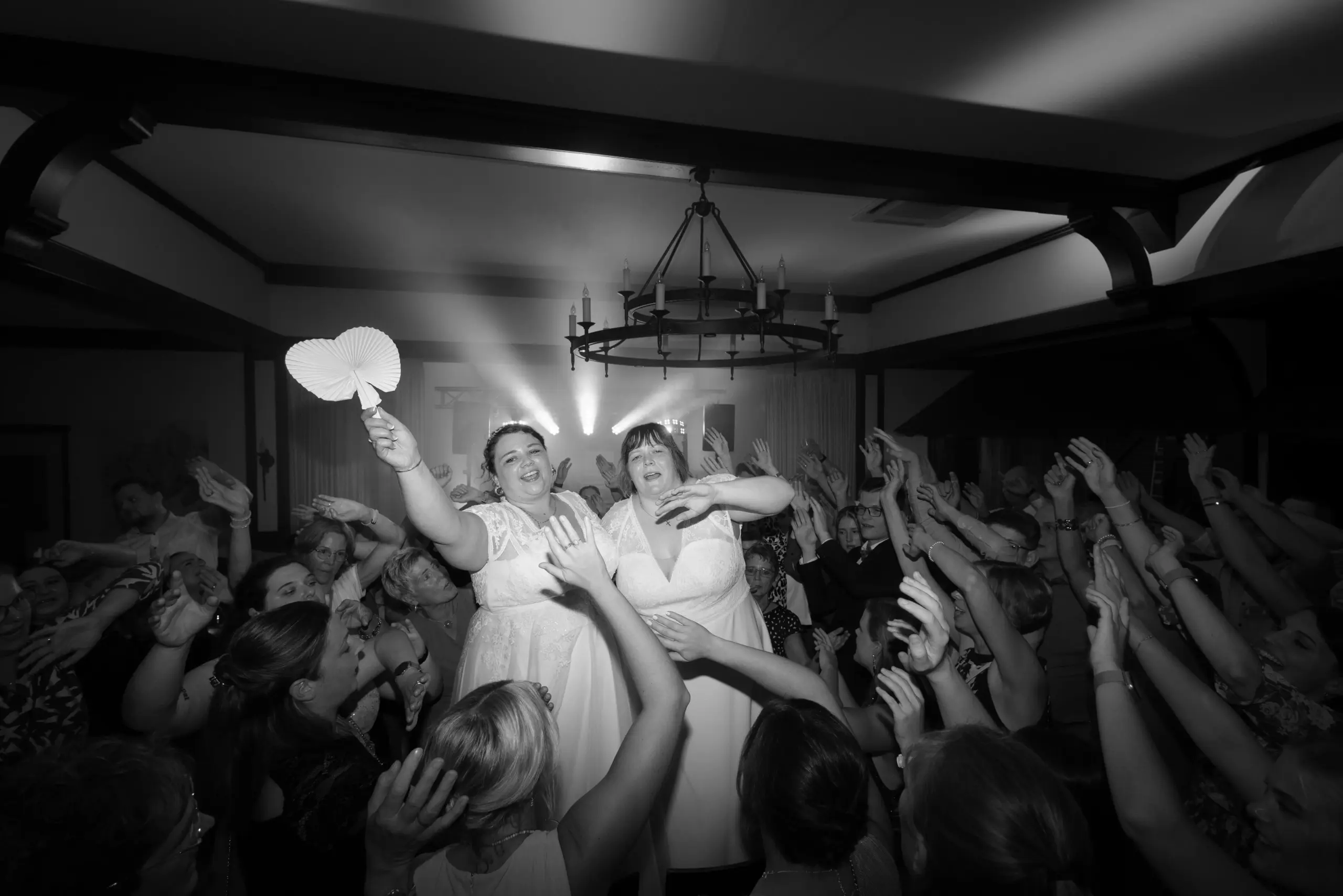 Während der Feier inmitten aller Freunde wird getanzt auf eurer Hochzeit