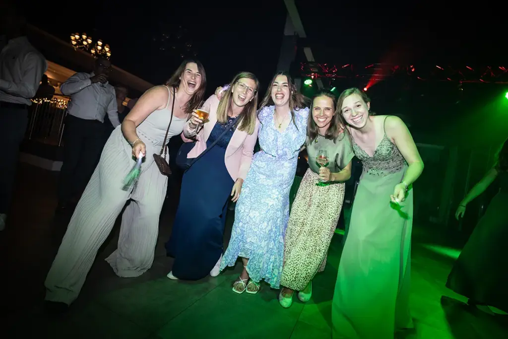 Tanz bei einer hochzeitsfeier, Gruppenbild auf der Tanzfläche