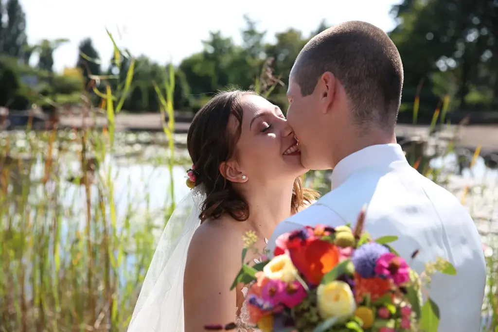Romantisches Paar-Portrait im Profil. Inniger Kuss, Fokus auf emotionalen Moment