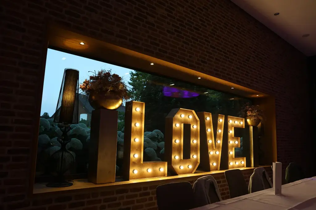 Große Leuchtbuschstaben Hochzeit