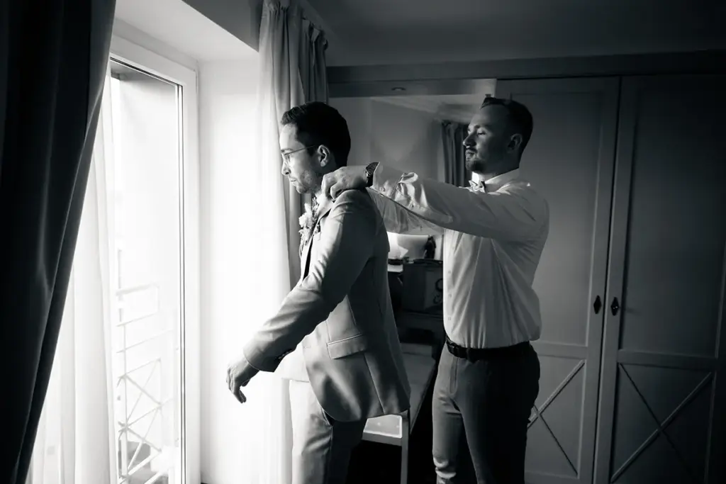 Bräutigam mit Trauzeuge beim Getting Ready