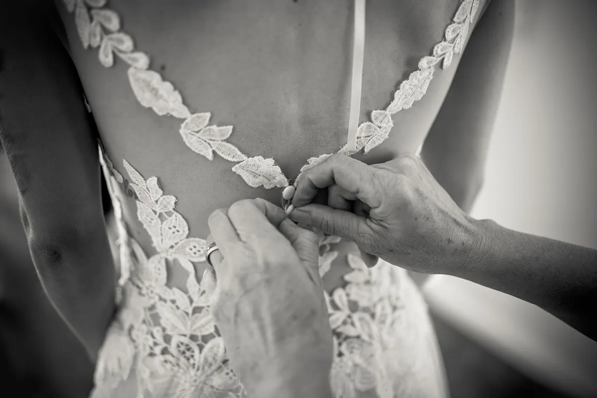 Hilfe durch die Mutter beim Getting Ready duch die Mutter oder der Trauzeugin