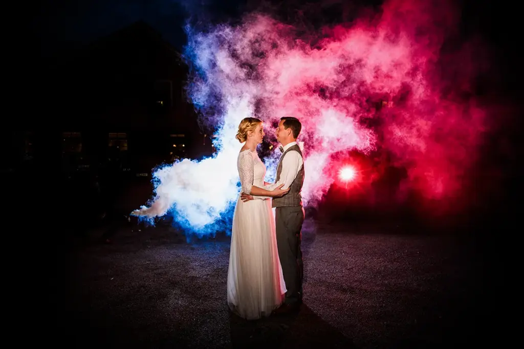 Brautpaar in einer Nachtaufnahme mit Neben und butem Licht