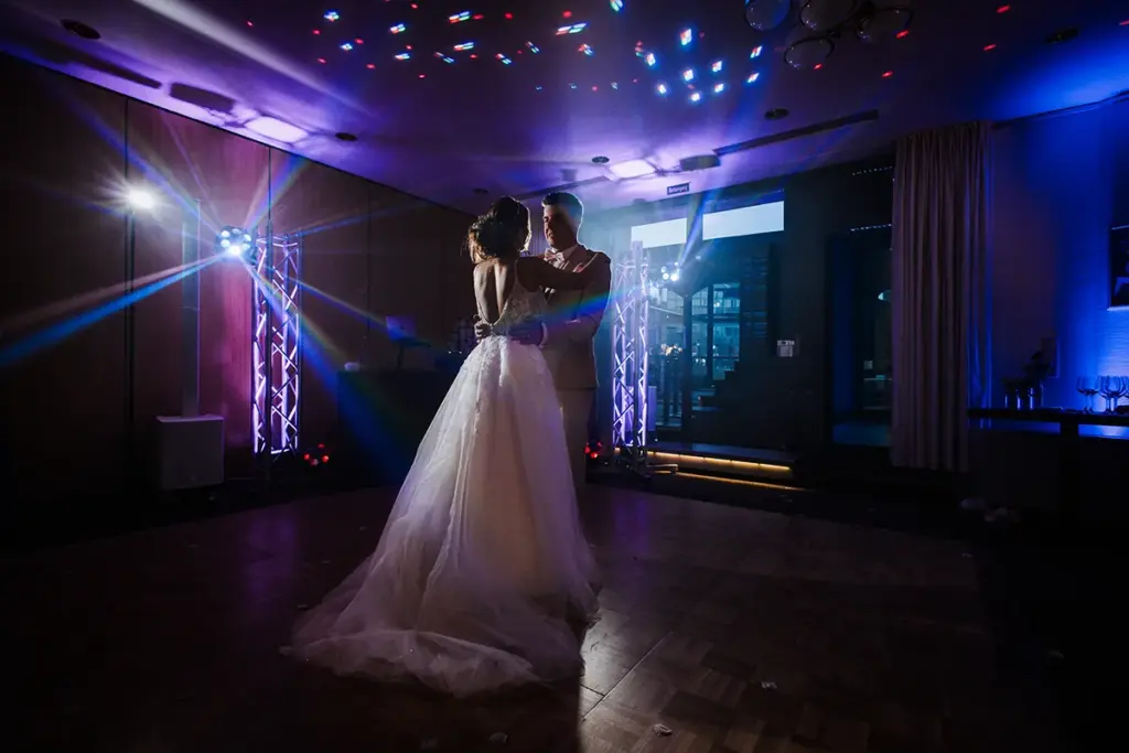 Erster Tanz des Hochzeitspaares, dynamisches Spiel mit Lichtreflexen im Hintergrund