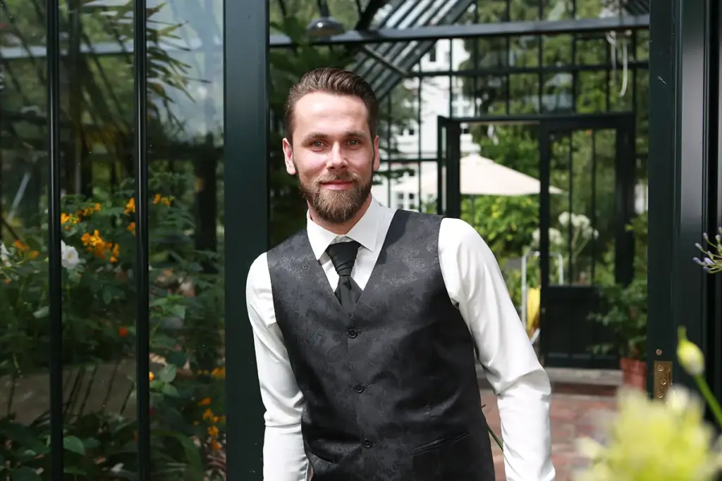 Elegante Portraitaufnahme vom Bräutigam in Weste