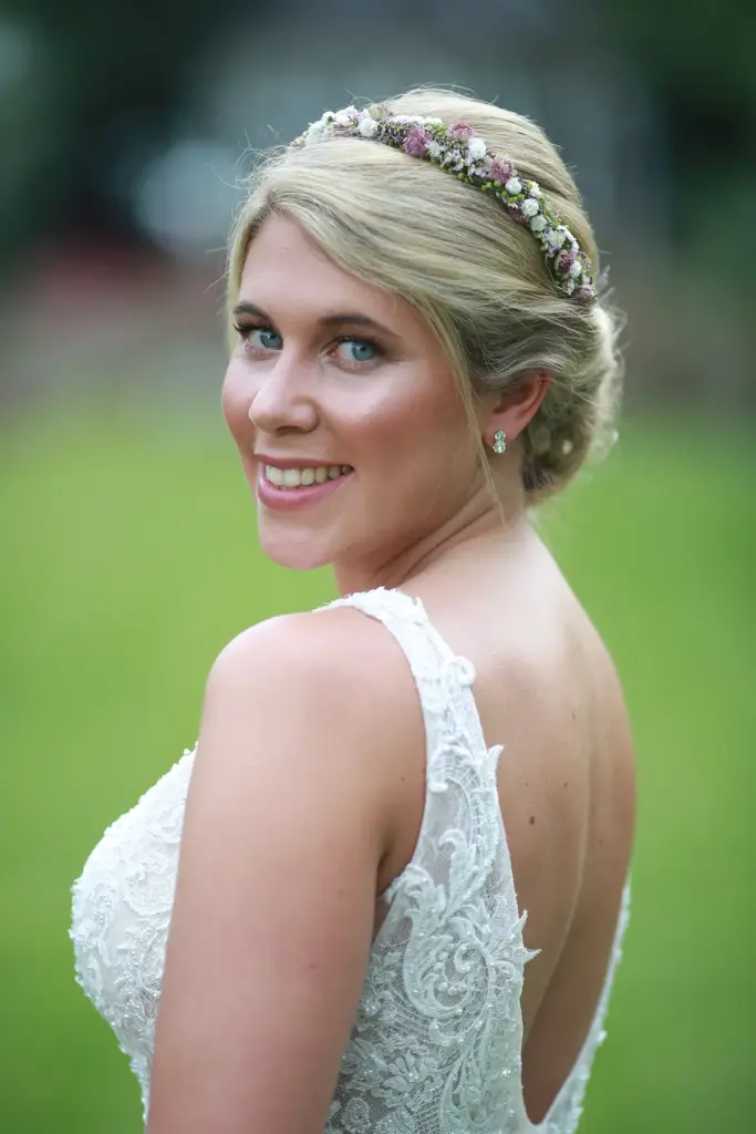 Close-up Portrait: Die Braut blickt über die Schulter, weiches Bokeh im Hintergrund