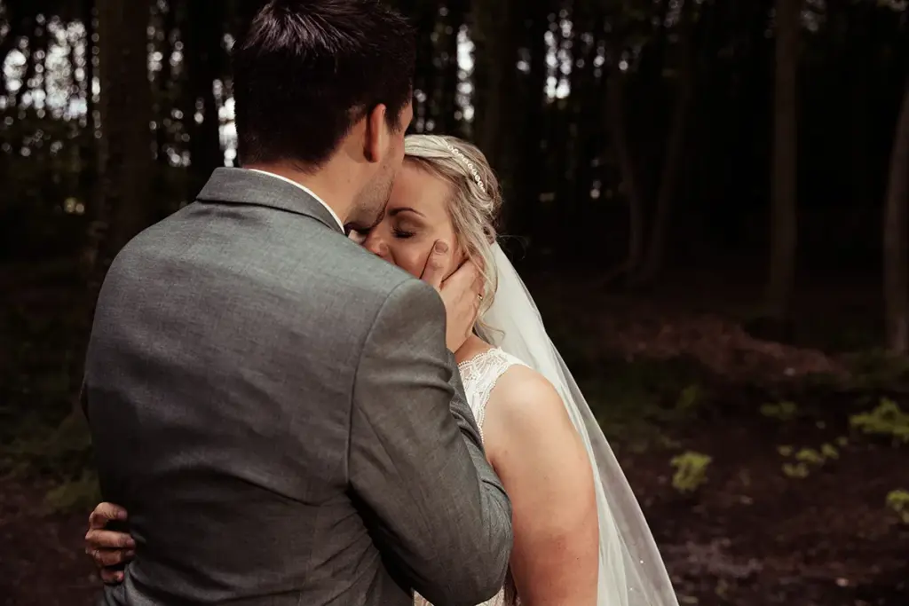 Kuss auf die Stirn der Braut: ein inniger Moment beim Brautpaarshooting