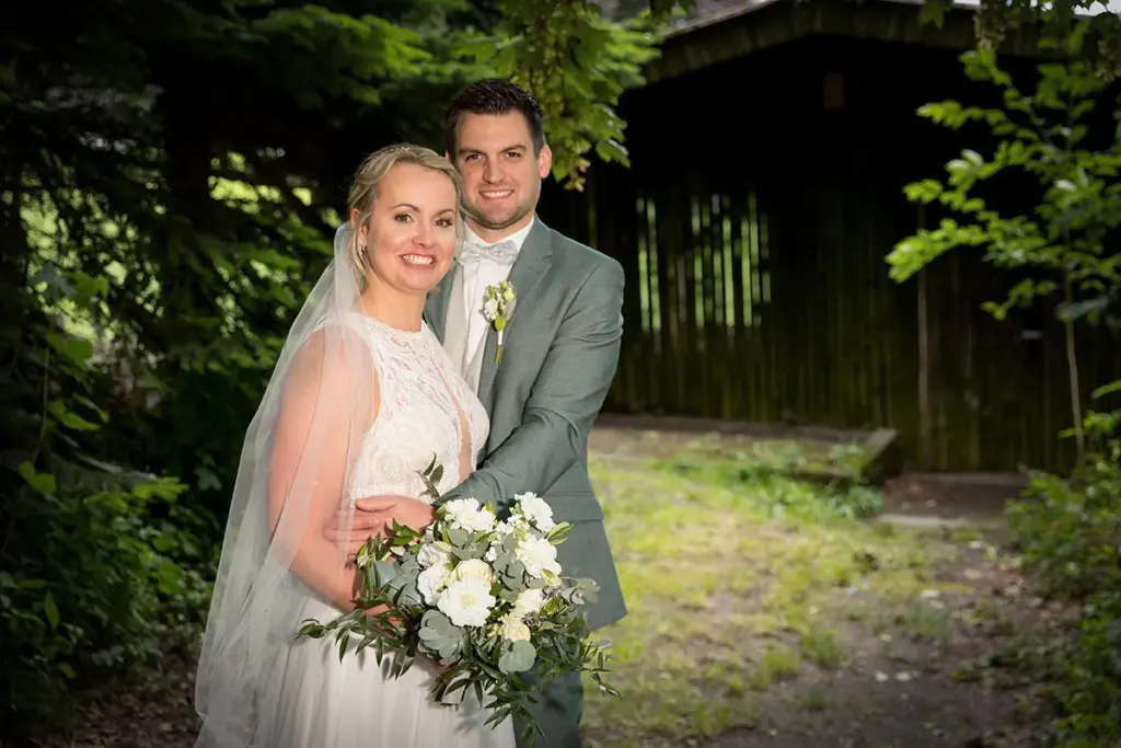 Brautpaar engumschlungen beim Portraitshooting während der Hochzeitsreportage