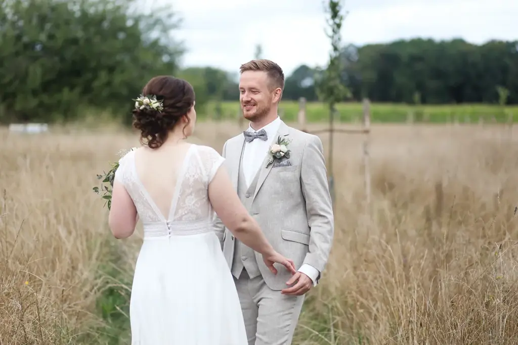 Modernes Hochzeitsportrait im Feld während der Hochzeitsreportage von Thorsten Gramke