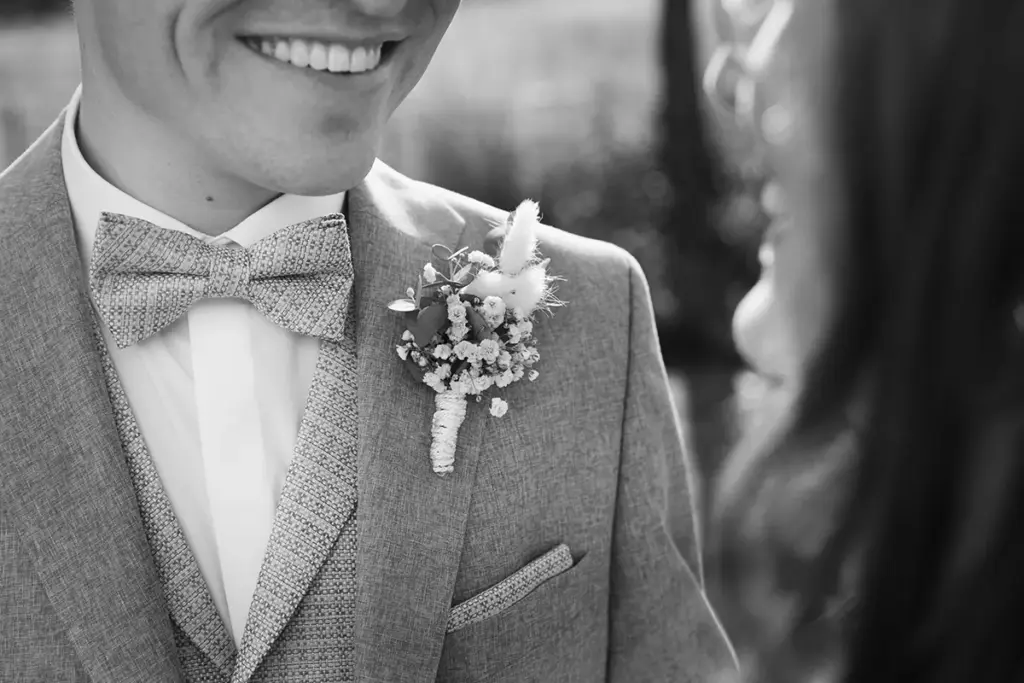 Detailaufnahme vom Boutonnière, ein kleiner Blumenanstecker