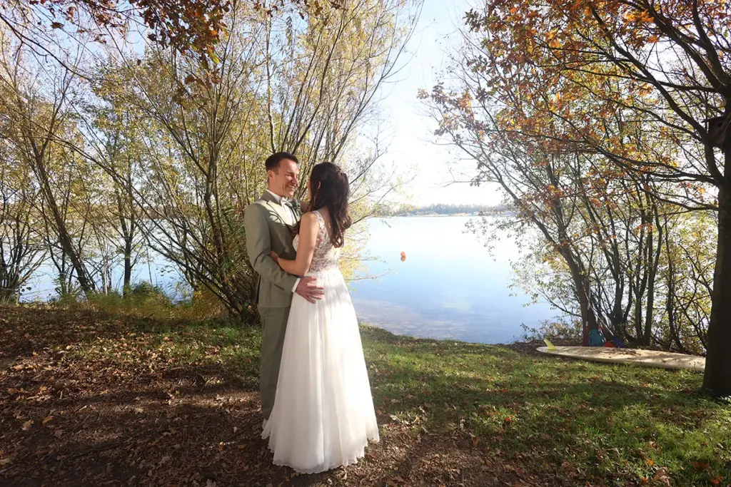 Hochzeitsbild des Paares am See. Authentischer Moment während des Brautshootings