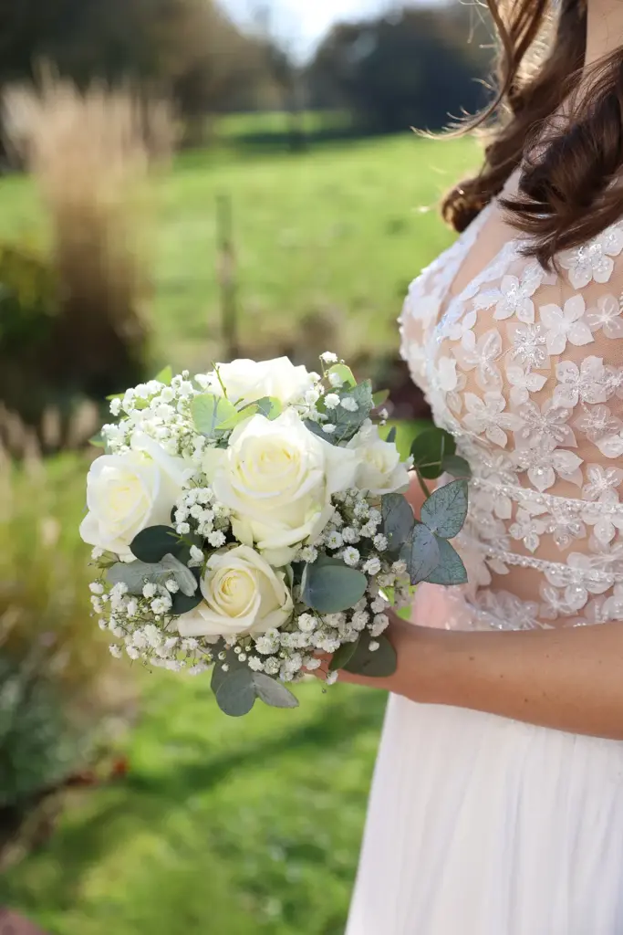 Detailaufnahme des Brautstraußes während der Hochzeitsreportage im natürlichen Fotostil