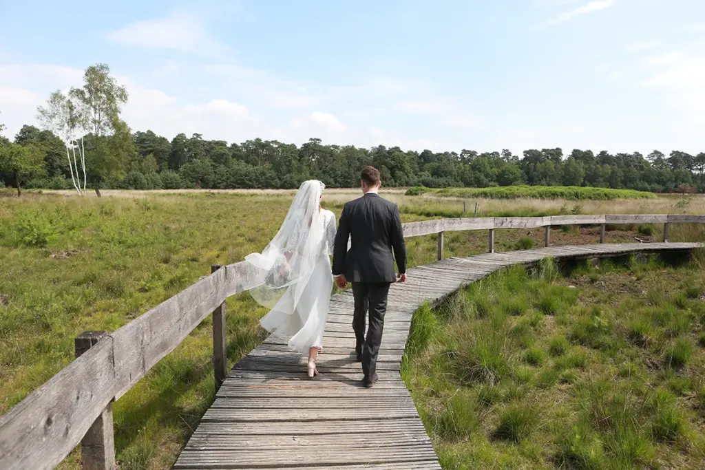 Aufnahme des Brautpaares auf einem Steg während der Hochzeitsreportage