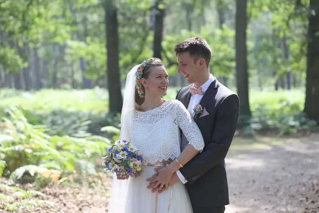 Inniger Moment des Brautpaares im Wald bei den Hochzeitsfotos in Bocholt