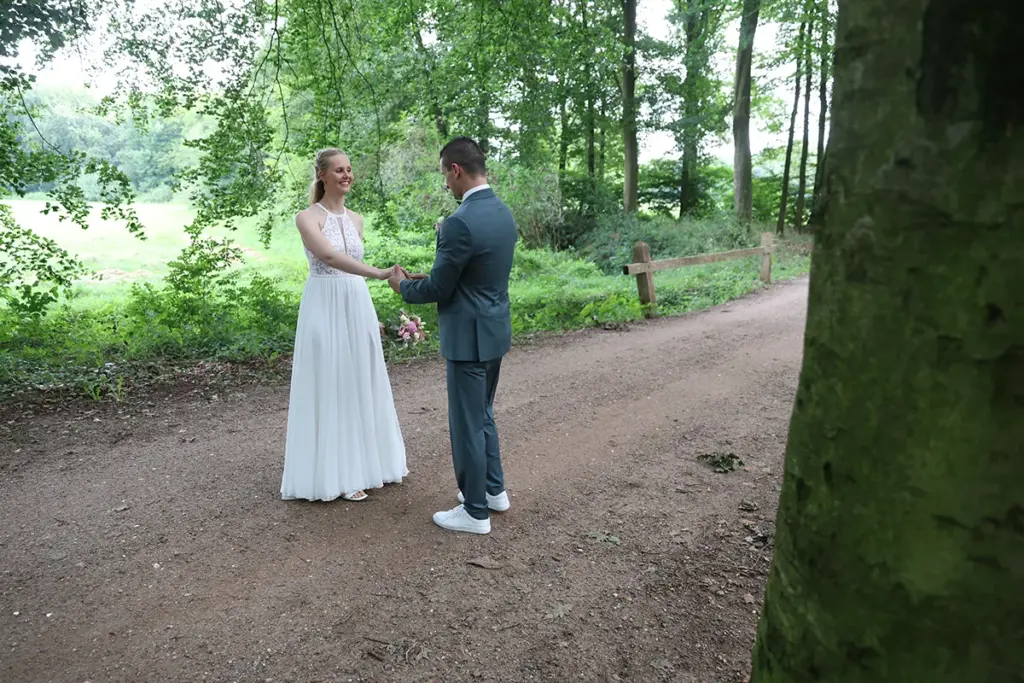 First Look Hochzeit im Wald heiraten