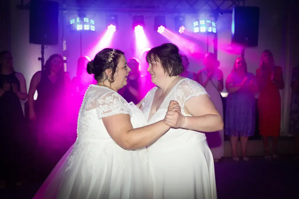 lgbtq Brauttanz, emotionale Aufnahme des Brautpaares beim Eröffnungstanz