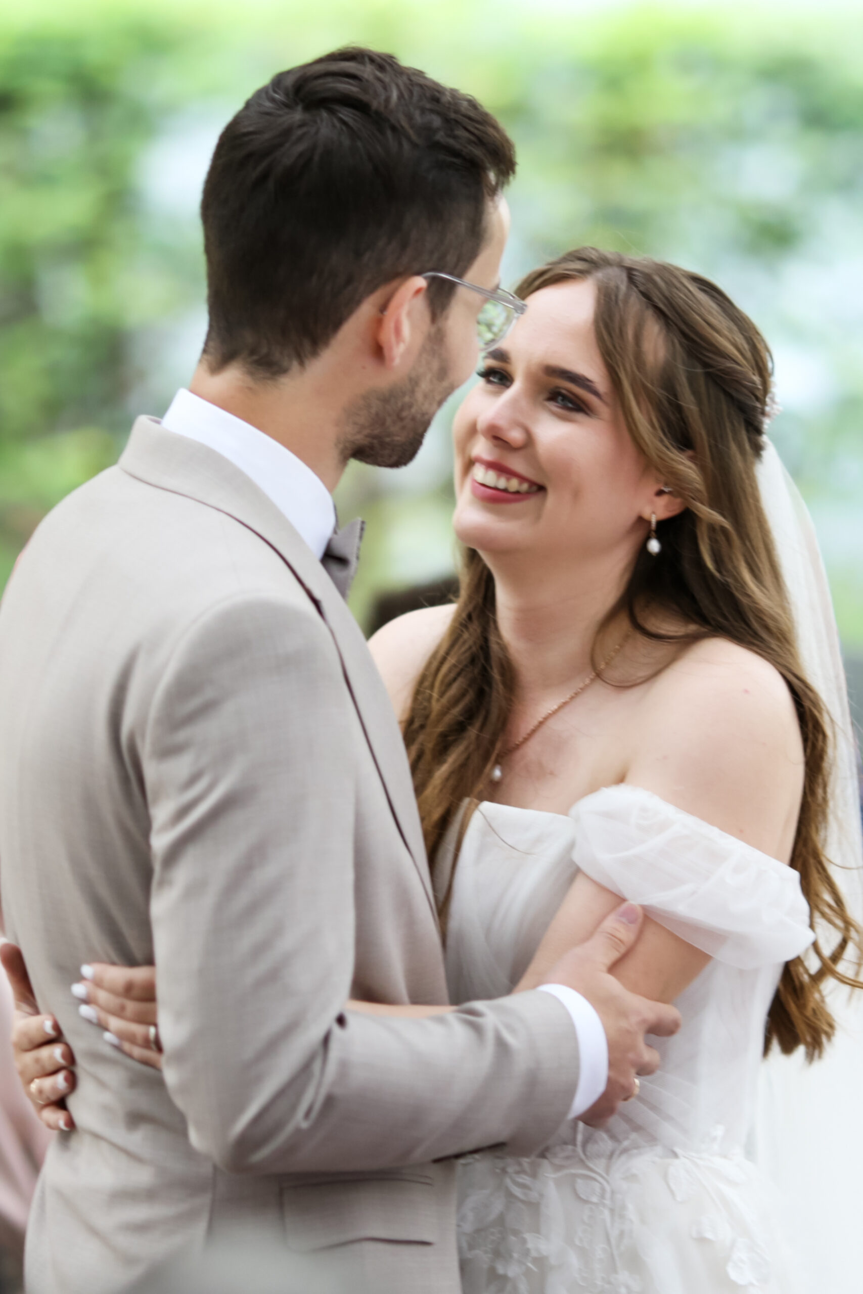 Die Braut lächelt ihren Ehemann direkt nach der Trauung an