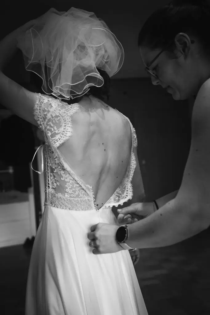 Nahaufnahme Brautkleid knöpfen