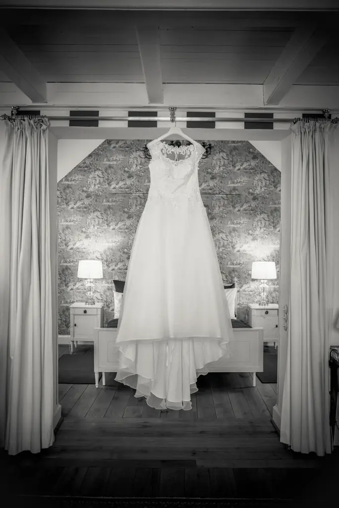 Detailaufnahme aufgehängtes Brautkleid heiraten 2026