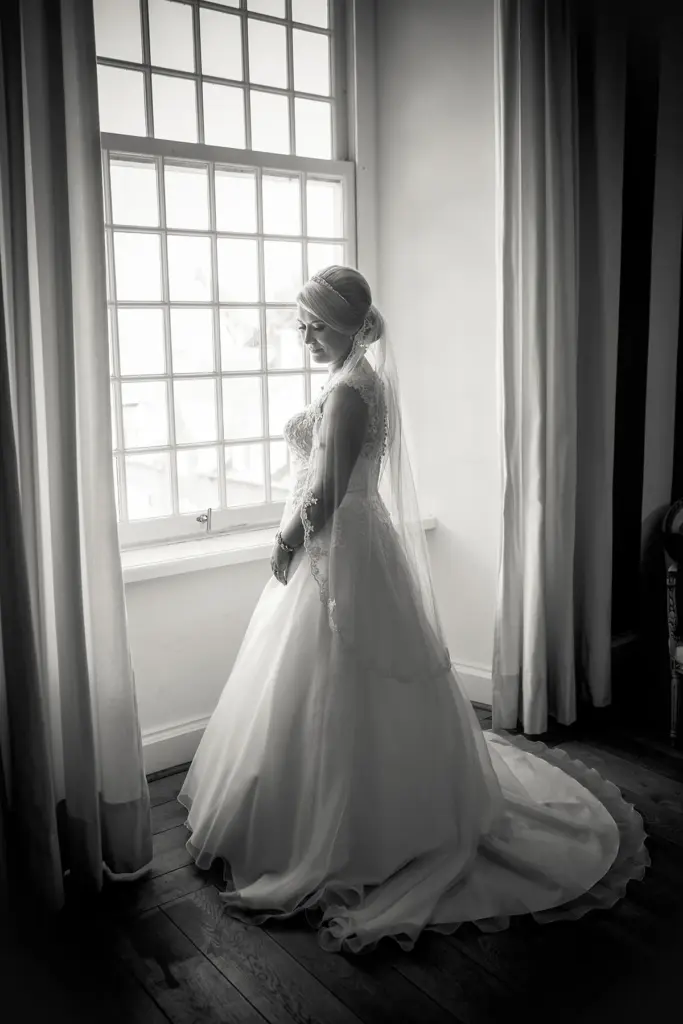Braut im weichen Fensterlicht bei Hochzeit 2026
