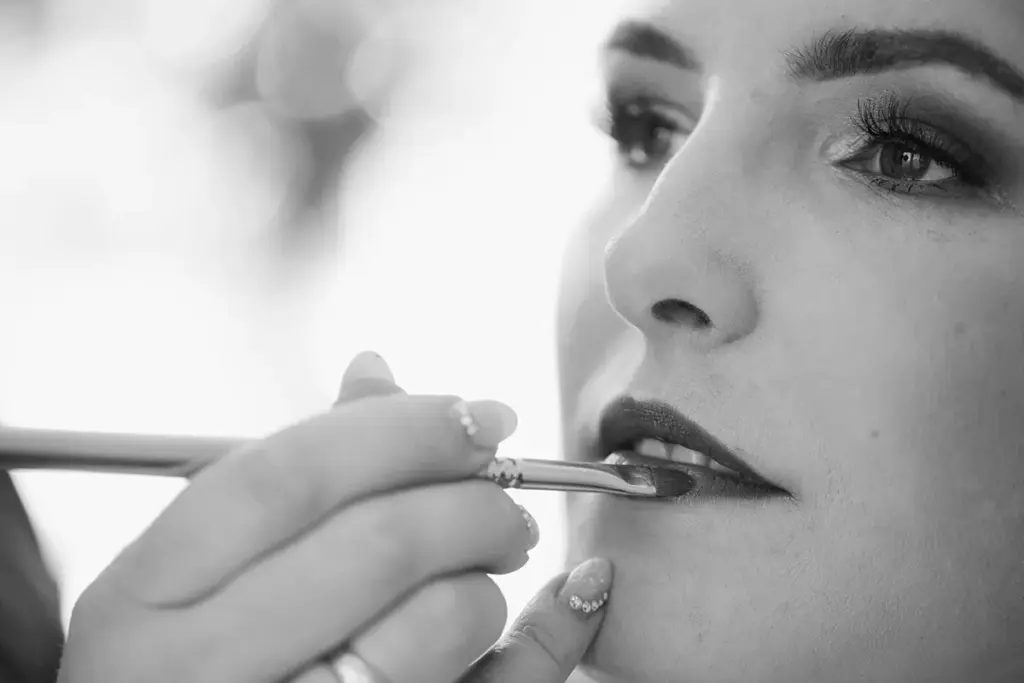 Detailaufnahme schminken Braut mit Lippenstift