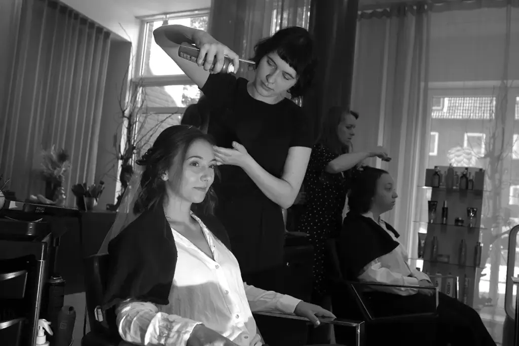 Styling für die Hochzeit beim Friseur- Schwarz-Weiß-Fotografie