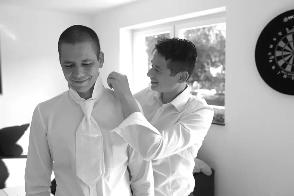 Trauzeuge und Bräutigam beim getting ready für Hochzeit Bocholt