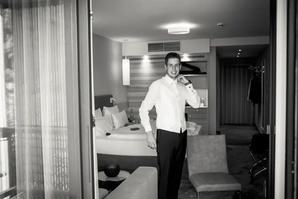 Bräutigam im Hotelzimmer weiches Fensterlicht