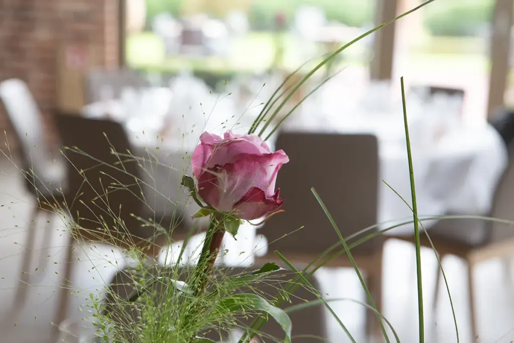 Einzelne Rose bei Hochzeitstischdekoration