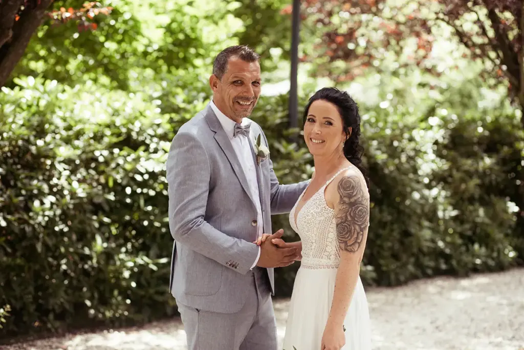 Hochzeitsfotografie auf Gut Heidefeld. Brautpaar auf der Allee