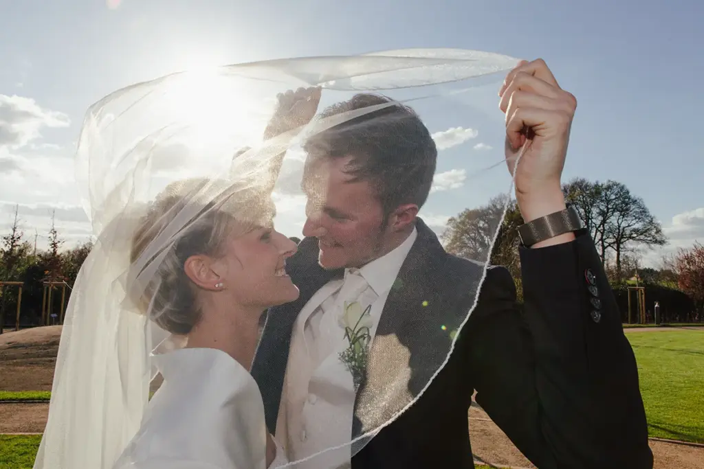 Romantische Schleierfoto bei Hochzeit