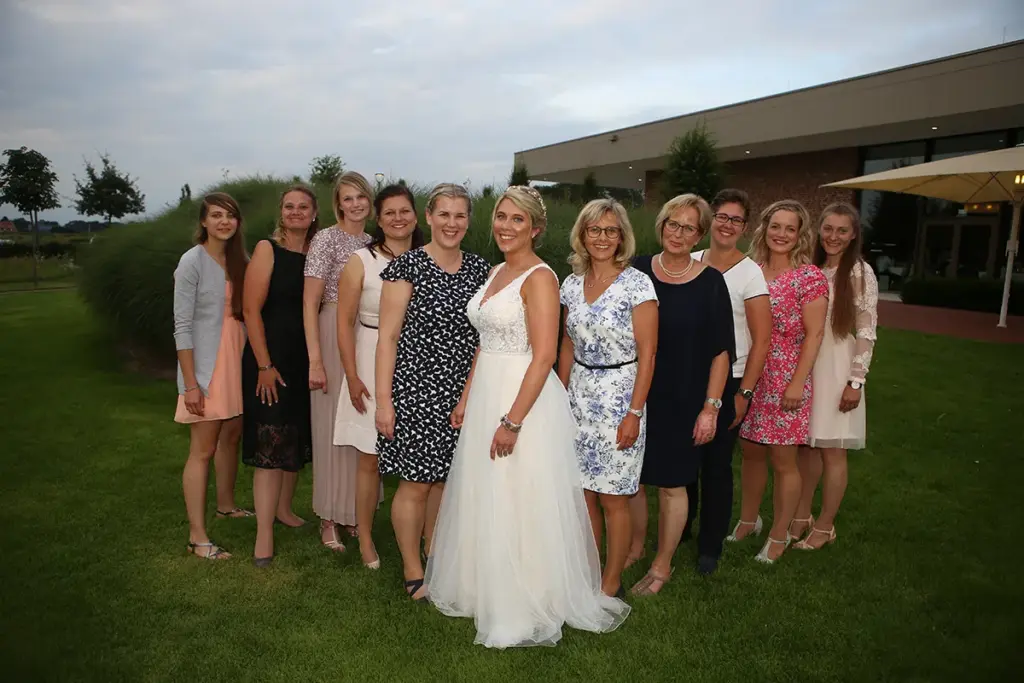 Braut mit Freundinnen Gruppenfoto