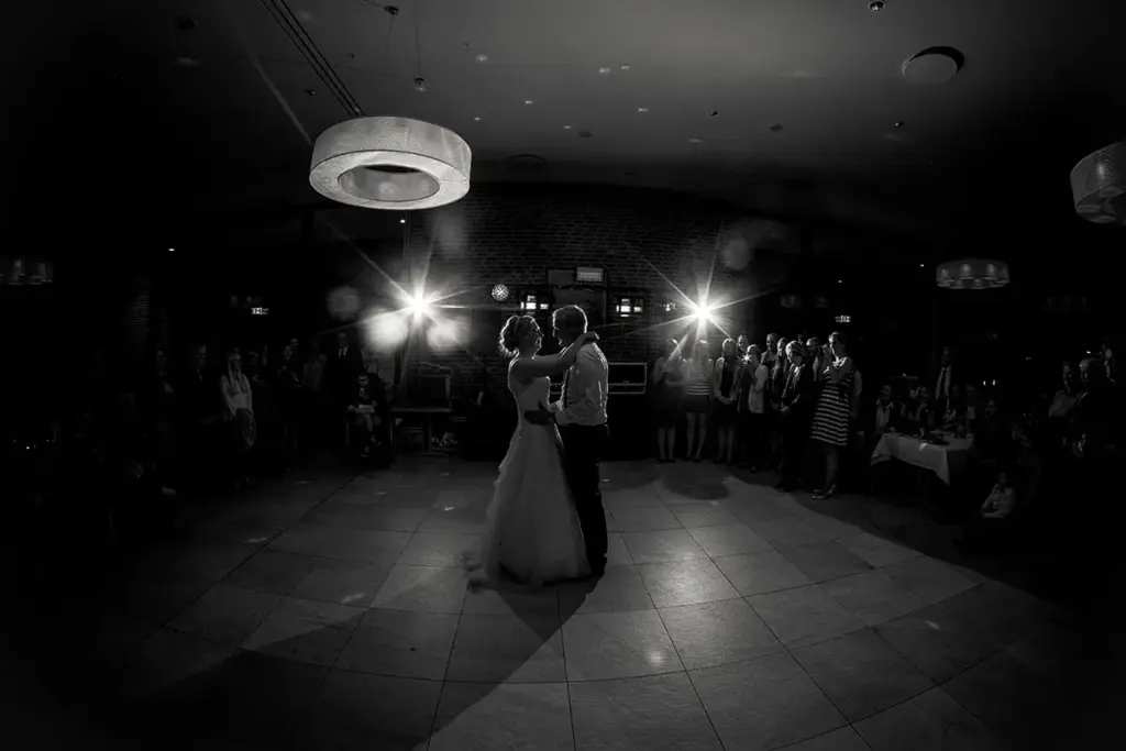 Schwarz Weiss Bild vom Eröffnungstanz bei der Hochzeit