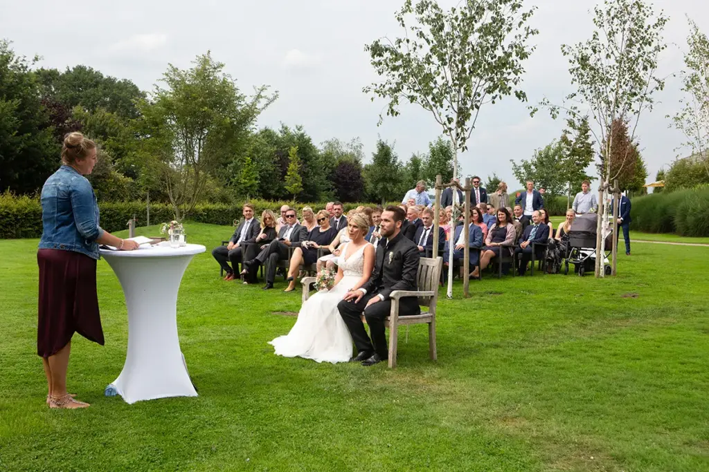 freie Trauung outdoor in einem weitläufigen Garten in Bocholt