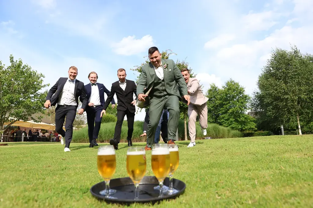 Hochzeitsfotograf macht Männergruppenbild