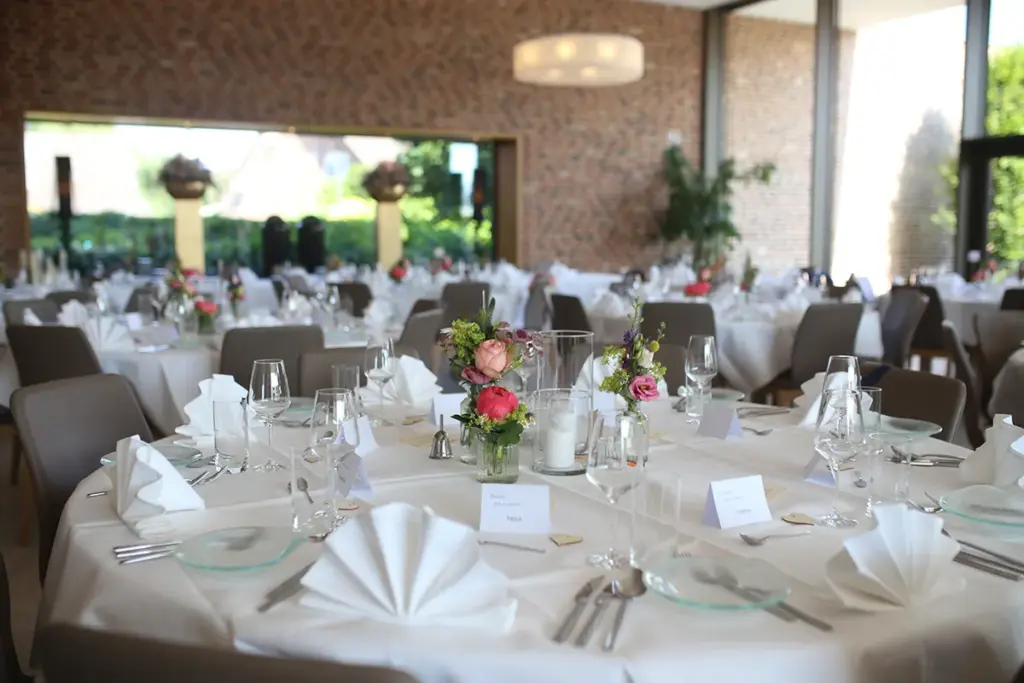 moderne Tischdekoration einer hochzeit