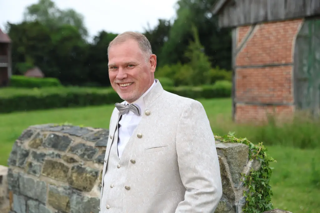Bräutigam vor Schloss Raesfeld