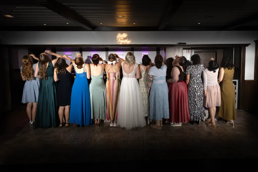 Frauen mit Braut an der Theke Elbers