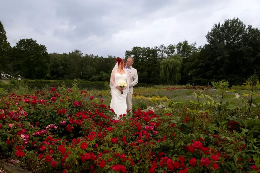 Braut im Rosengarten von Schloss Raesfeld