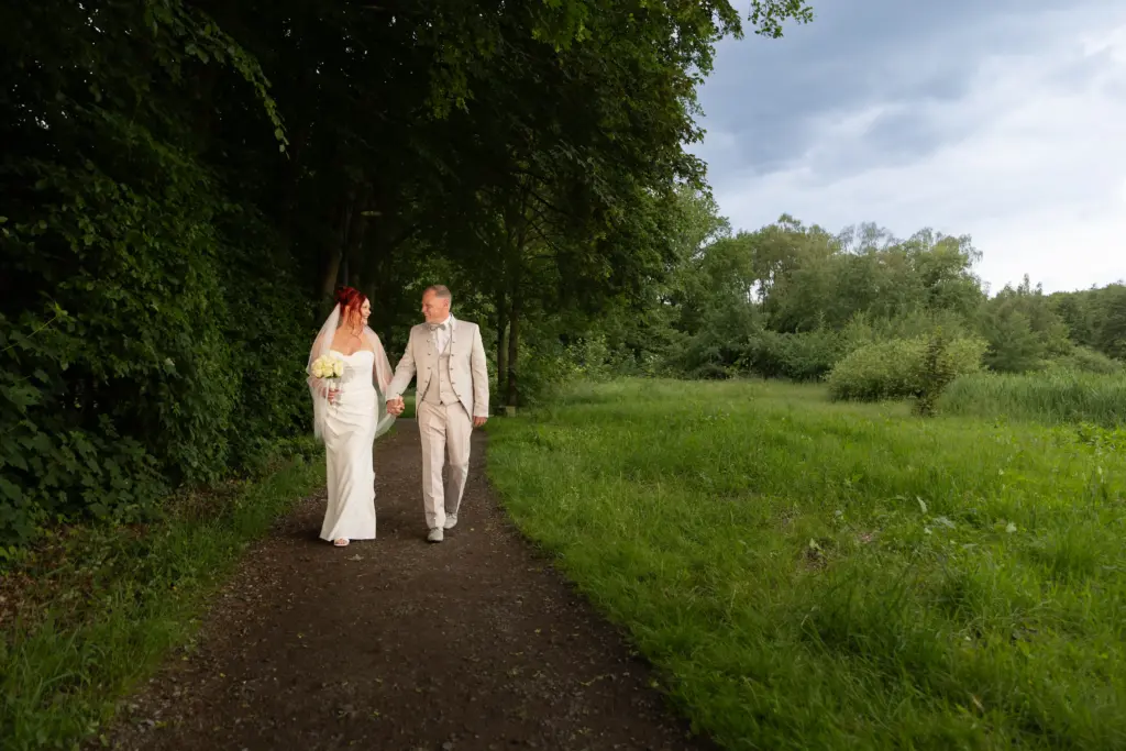 Brautpaar beim Spaziergang im Tiergarten Raesfeld