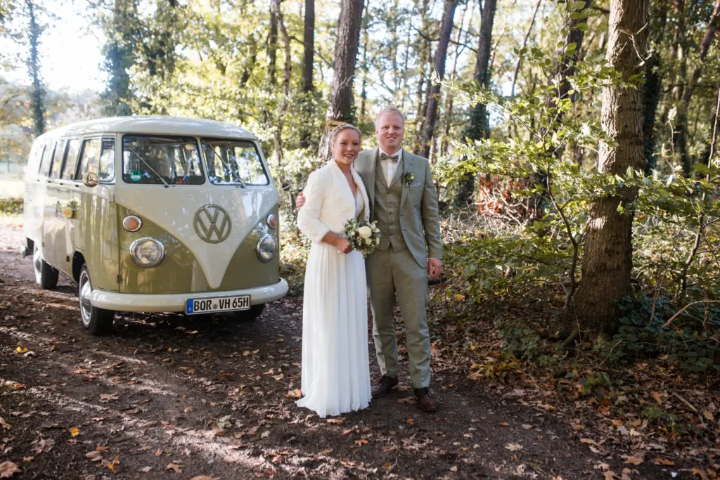 Brautpaar posiert vor altem VW-Bus bei Enck