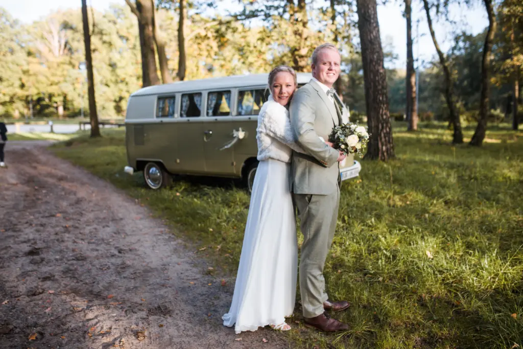 Brautpaar am VW-Bus in Krommert