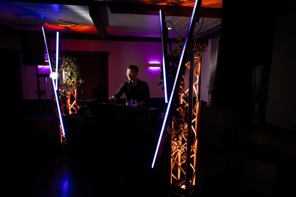 DJ-Pult mit stimmungsvoller Lichtdeko