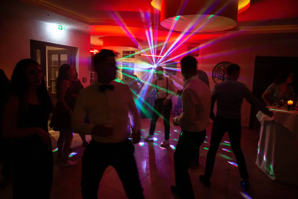 Gäste auf der Tanzfläche im Laserlicht