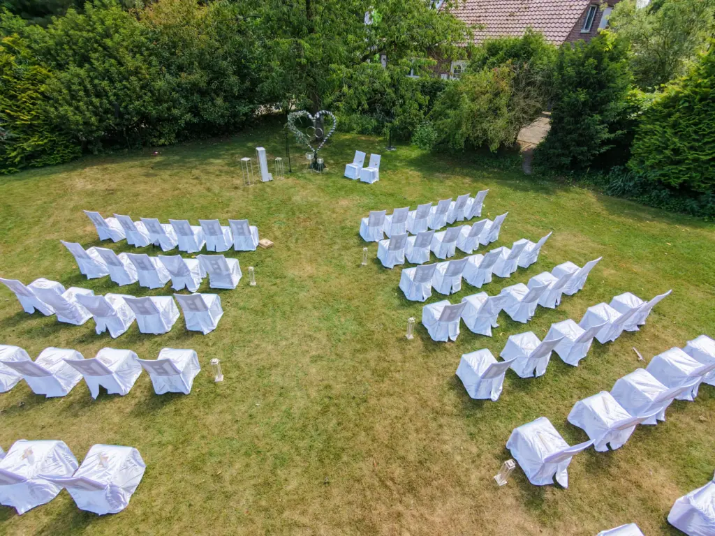 Luftaufnahme der Stuhlreihen bei der Gartenzeremonie