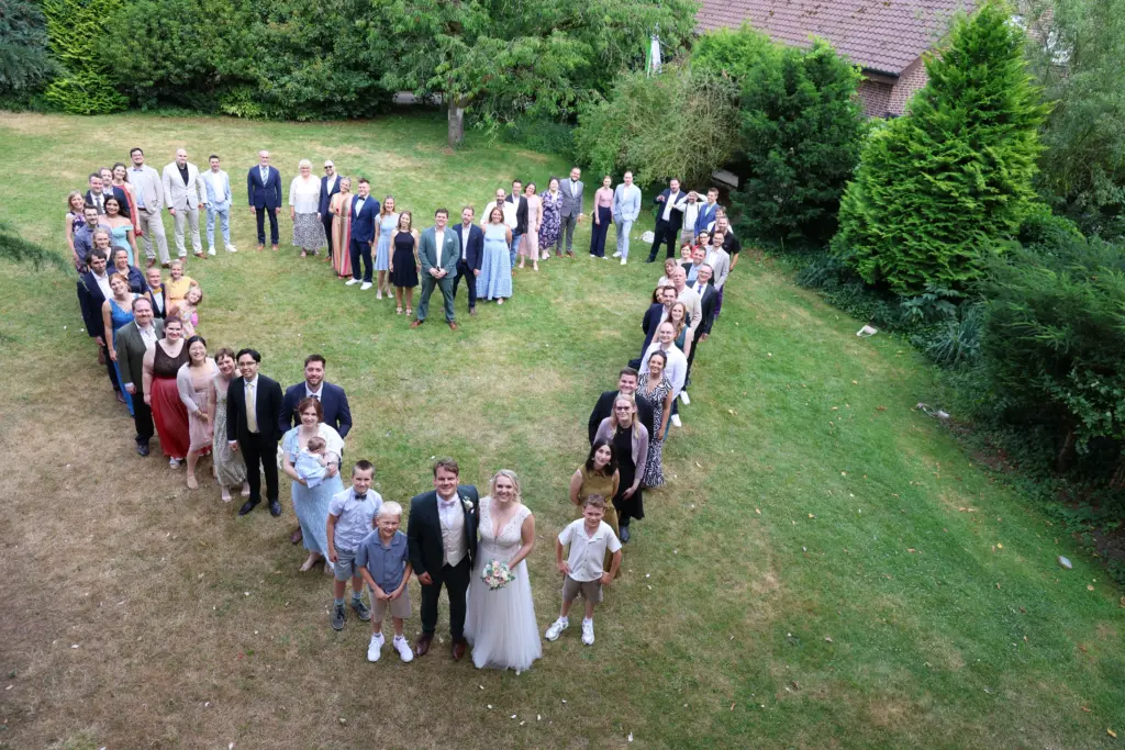 Luftaufnahme der versammelten Hochzeitsgesellschaft